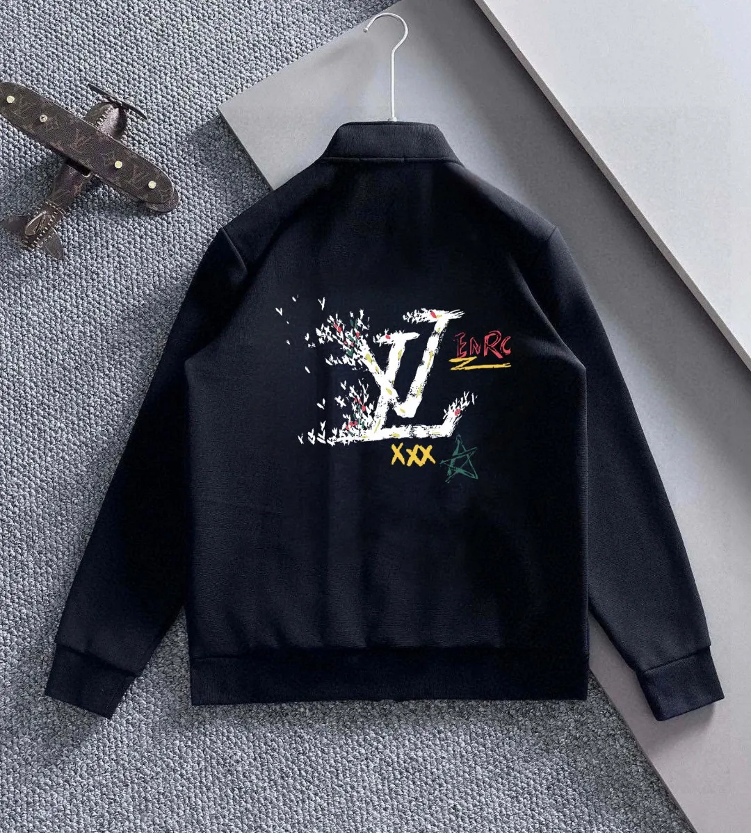 🅿️420 [LV Louis Vuitton] (Fat Man Gospel) hot-selling suit is coming. Focus on the original version of the official website. 2025 new hot-selling cardigan and sweatshirt suit. The original order is the best. 🇭🇰The meticulous work of top designers. Just for a fitting and perfect upper body effect. All-natural high-quality Roman cotton 100%, close-fitting comfort, noble and elegant! Original hardware embodies elegance and nobility! Counter size: M-5XL (maximum wear up to 220 pounds)